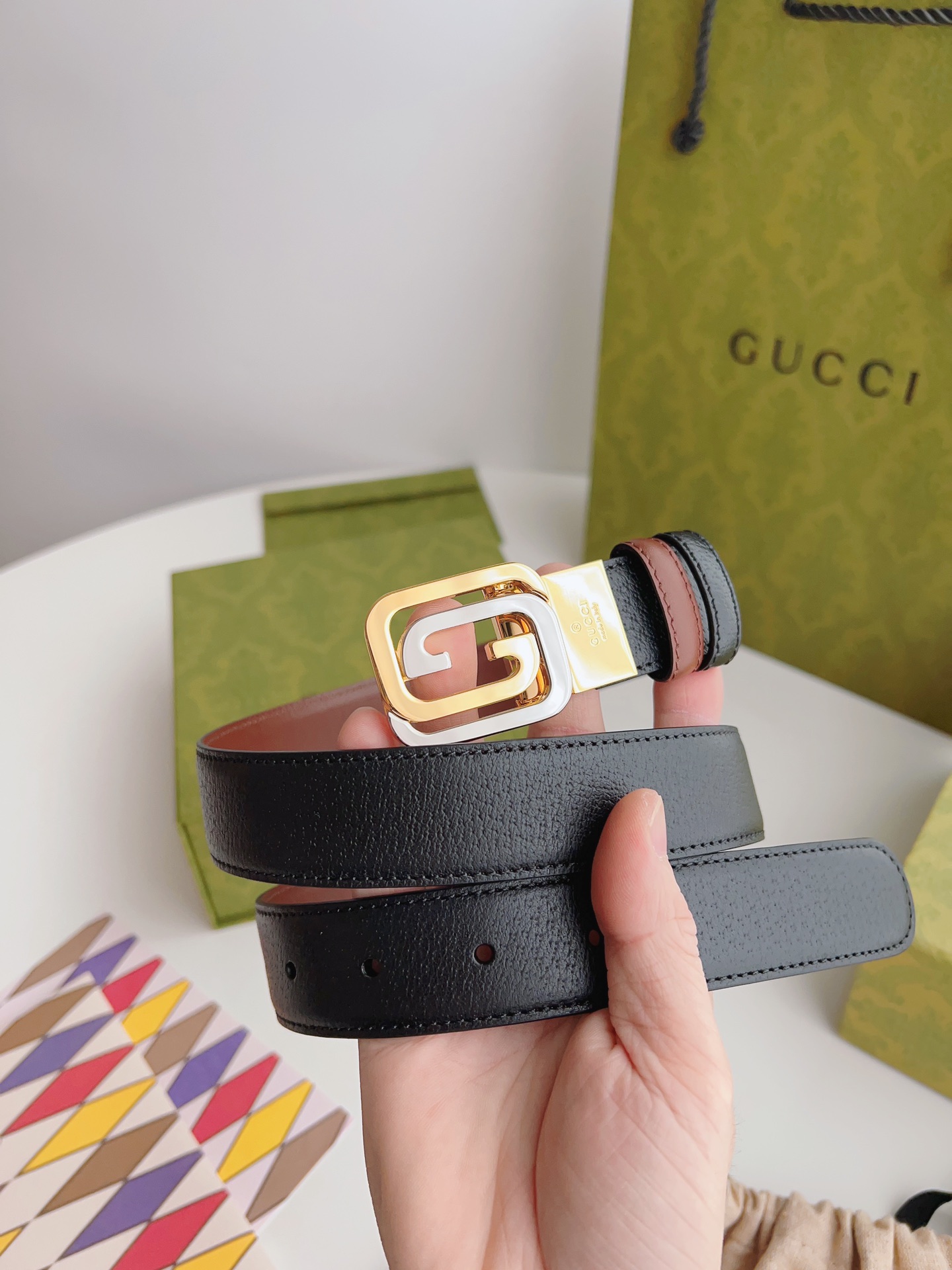 Gucci 新款Gucci腰带 丰富最新的集合与独特的设计元素 黑色与棕色皮带是由正方形定义的互锁G扣