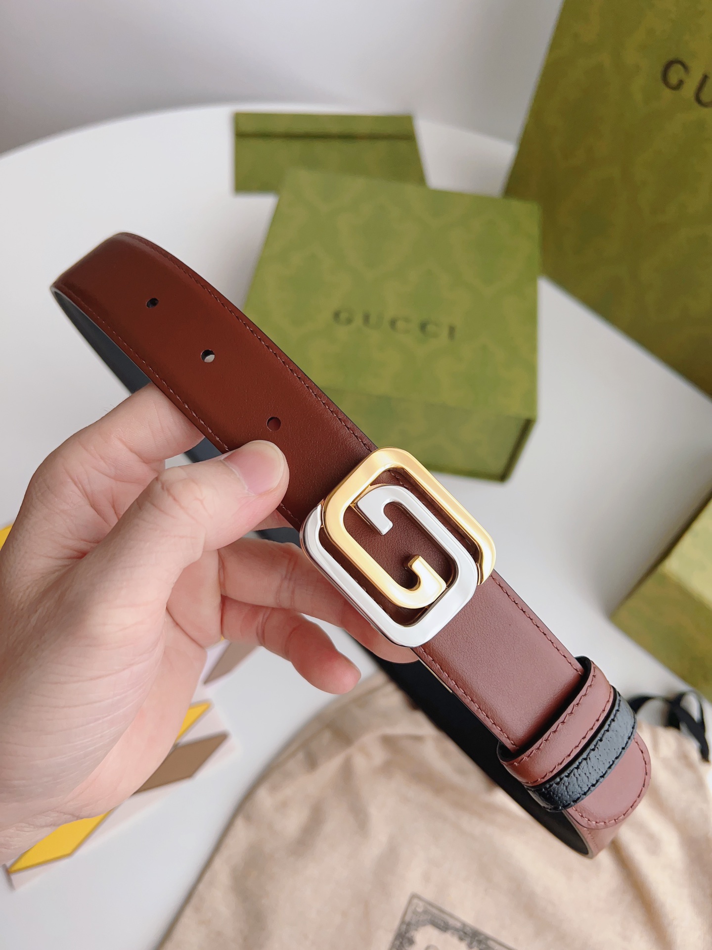Gucci 新款Gucci腰带 丰富最新的集合与独特的设计元素 黑色与棕色皮带是由正方形定义的互锁G扣