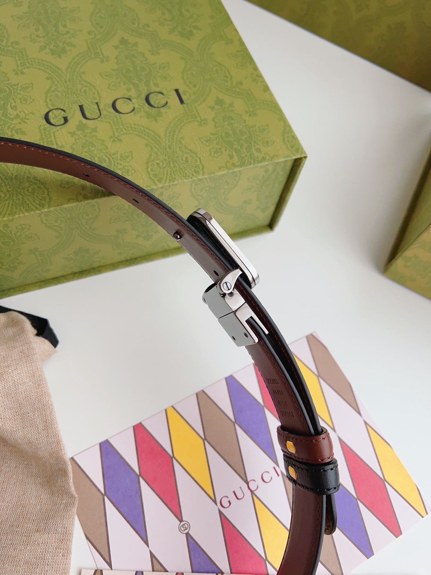 Gucci 新款Gucci腰带 丰富最新的集合与独特的设计元素 黑色与棕色皮带是由正方形定义的互锁G扣
