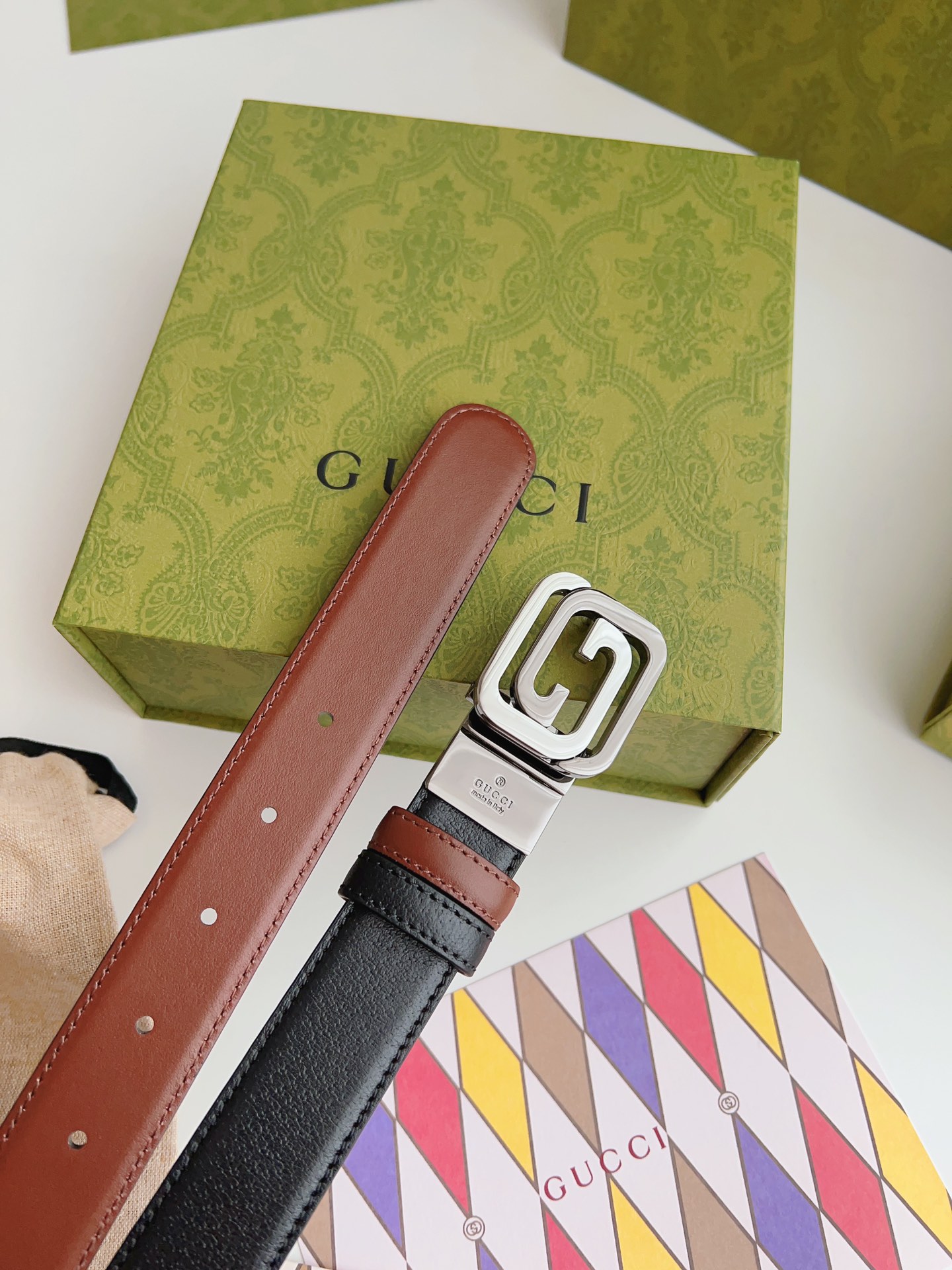Gucci 新款Gucci腰带 丰富最新的集合与独特的设计元素 黑色与棕色皮带是由正方形定义的互锁G扣