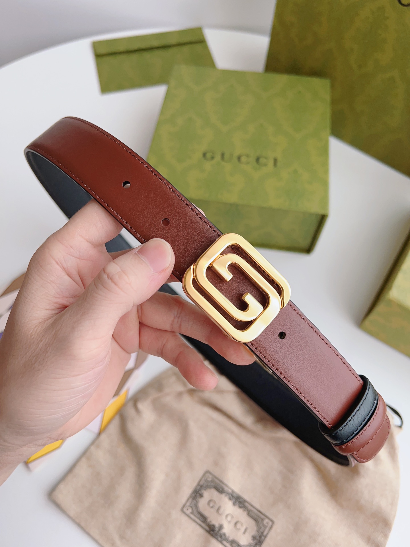 Gucci 新款Gucci腰带 丰富最新的集合与独特的设计元素 黑色与棕色皮带是由正方形定义的互锁G扣