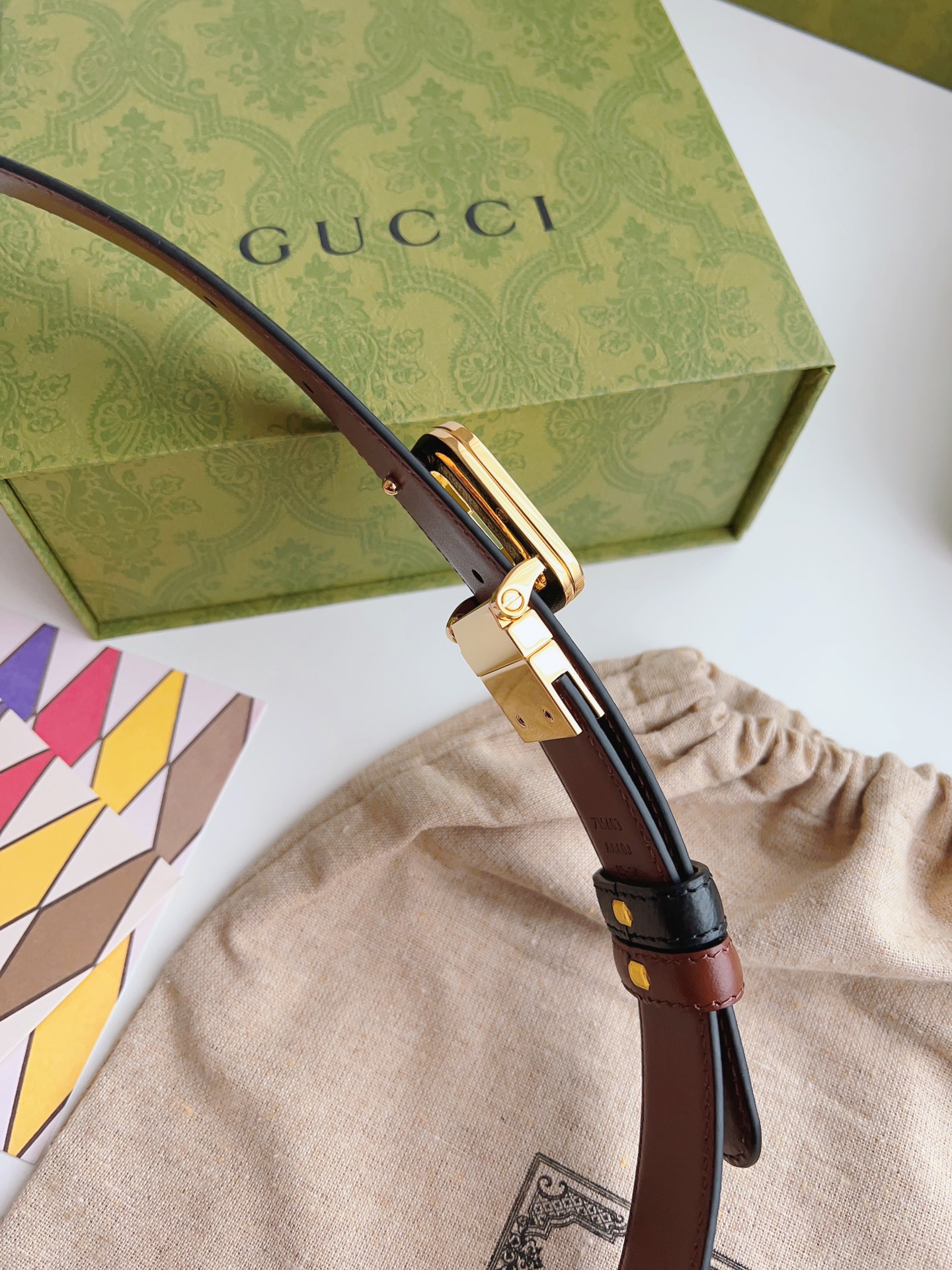 Gucci 新款Gucci腰带 丰富最新的集合与独特的设计元素 黑色与棕色皮带是由正方形定义的互锁G扣
