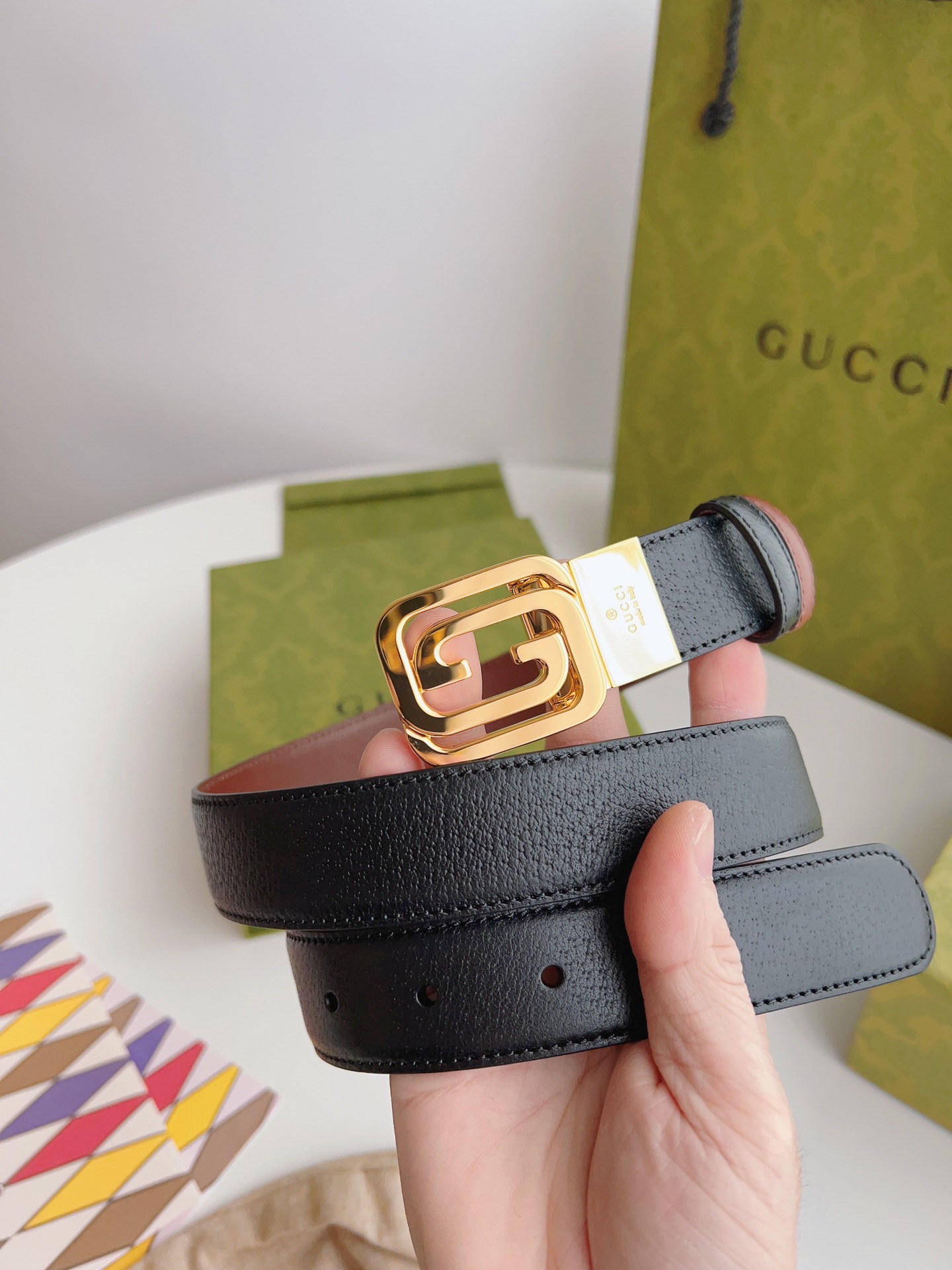 Gucci 新款Gucci腰带 丰富最新的集合与独特的设计元素 黑色与棕色皮带是由正方形定义的互锁G扣