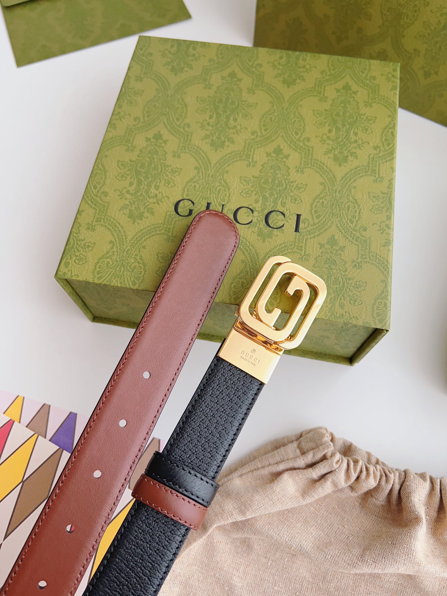 Gucci 新款Gucci腰带 丰富最新的集合与独特的设计元素 黑色与棕色皮带是由正方形定义的互锁G扣