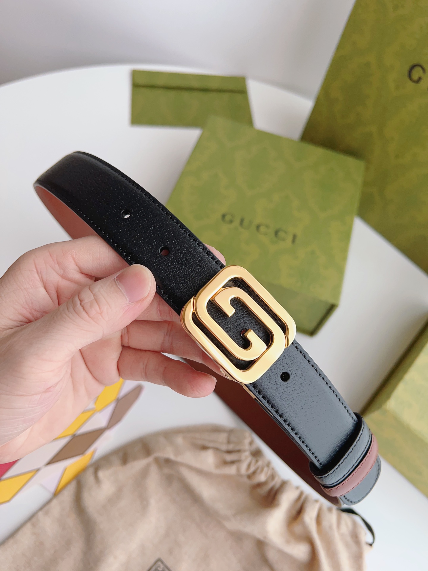 Gucci 新款Gucci腰带 丰富最新的集合与独特的设计元素 黑色与棕色皮带是由正方形定义的互锁G扣