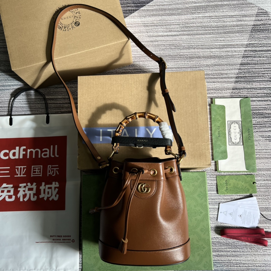 配全套专柜绿色包装️GG这款迷你水桶包融合了竹节手柄和双G配件两个具有辨识度的品牌元素棕色皮革材质与皮革