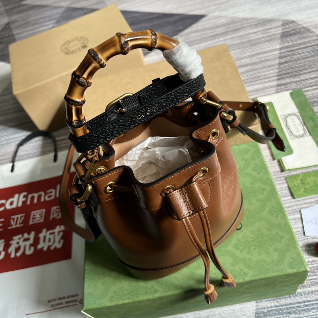 配全套专柜绿色包装️GG这款迷你水桶包融合了竹节手柄和双G配件两个具有辨识度的品牌元素棕色皮革材质与皮革
