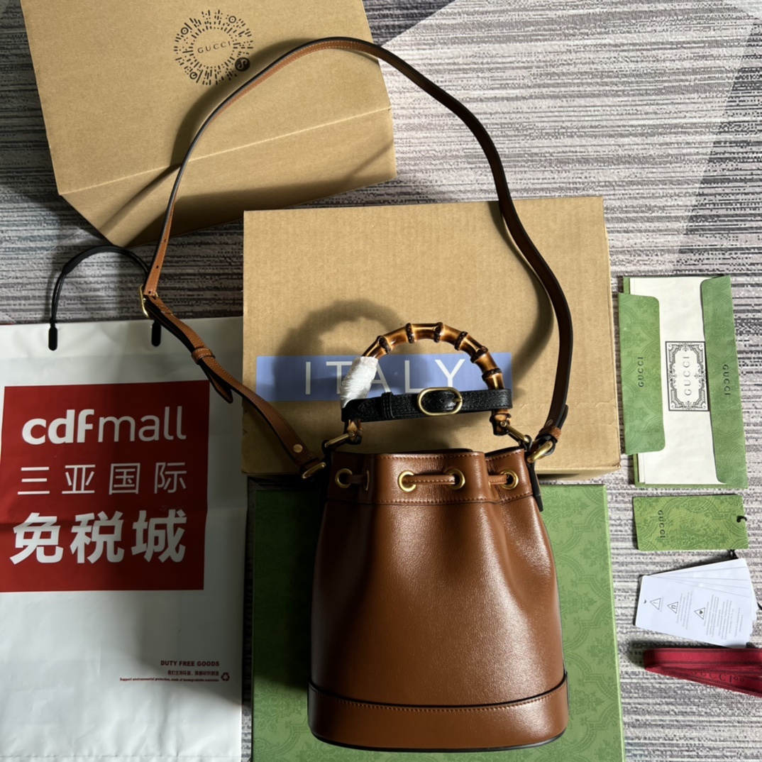 配全套专柜绿色包装️GG这款迷你水桶包融合了竹节手柄和双G配件两个具有辨识度的品牌元素棕色皮革材质与皮革