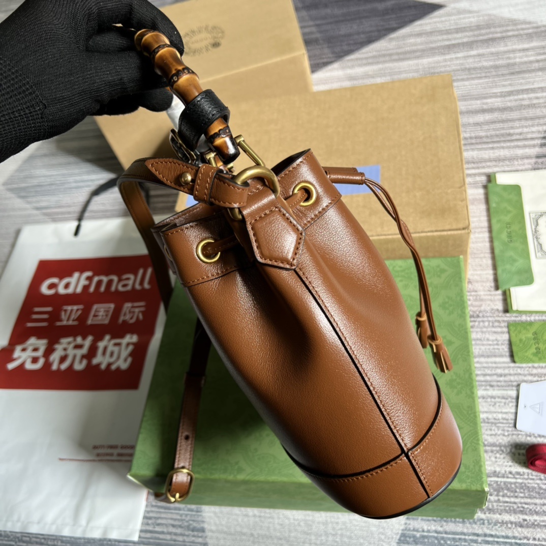 配全套专柜绿色包装️GG这款迷你水桶包融合了竹节手柄和双G配件两个具有辨识度的品牌元素棕色皮革材质与皮革