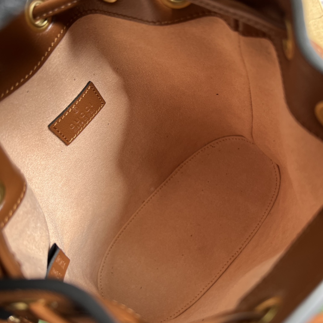配全套专柜绿色包装️GG这款迷你水桶包融合了竹节手柄和双G配件两个具有辨识度的品牌元素棕色皮革材质与皮革