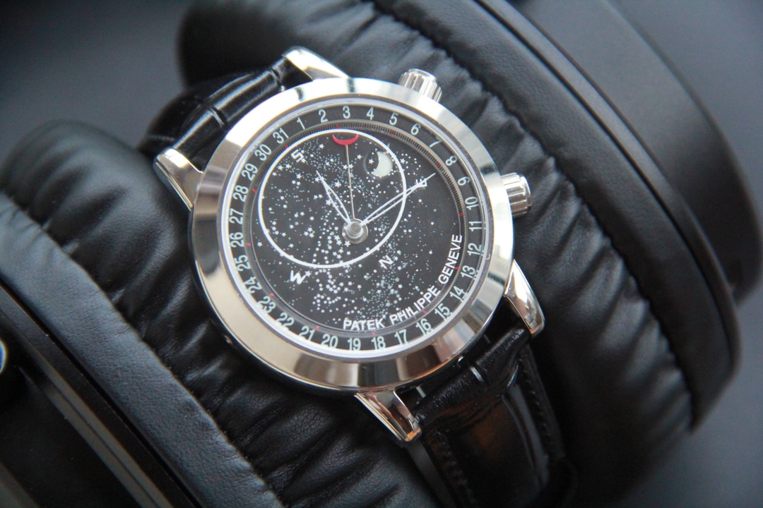 NO:393657,PP. Patek Starry Sky's highest version has the same functions as the movement, using the Cal. Pearl Turtle ultra-thin movement, Patek Philippe Starry Sky has been upgraded to the ultimate V5 version!  This time, a relatively large upgrade is made. Please be sure to mark the 'T' on the back cover to make you worry-free!  The upgrade details are as follows: 1PP, PhD, has achieved the function of automatically turning with the authentic Tianxing!  2. The upgrade calendar is arranged in the same order as the genuine ones!  3 Official synchronous diameter is 44 mm and thickness is only 11 mm!  4 The biggest highlight The moon phase in the starry sky changes according to the changes of the moon in the sky, and is moved to the watch according to the full moon in the sky (the crescent moon on the first day of the first day of the 1st day of the 1st day of the 1st day of the 1st day of the 1st day of the 1st day of the 1st day of the 1st day of the 1st day of the 1st day of the 1st day of the 1st day of the 1st day of the 1st day of the 1st day of the 1st day of the 1st day of the 1st day of the 1st day of the 1st day of the 1st day of the 1st day of the 1st day of the 1st day of the 1st day of the 1st day of the 1st day of the 1st day of the 1st day of the 1st day of the 1st day of the 1st day of the 1st day of the 1  5. Tool-free removal of belt!  6 Added super cool luminous function!  Welcome all watch friends to taste it!  ,,patek philippe19860909PP.百达星空市场最高版本 功能和机芯跟正品一样,采用Cal.珍珠陀超薄机芯,百达翡丽星空升级终极V5版！此次做了比较大的升级,请认准后盖“T”标出品,让你品质无忧！升级细节如下1PP百达做到了跟正品满天星自动转的功能！2升级日历的排法和正品一样的顺序！3官方同步直径44毫米,厚度仅11毫米！4最大亮点星空里的月相会根据天空上的月亮变化而变化,根据天空上的月圆月缺（初一月弯弯初十五月圆）搬到手表上了！5免工具拆卸皮带！6增加了超炫夜光功能！欢迎各路表友品鉴！,,patek philippe,Watch