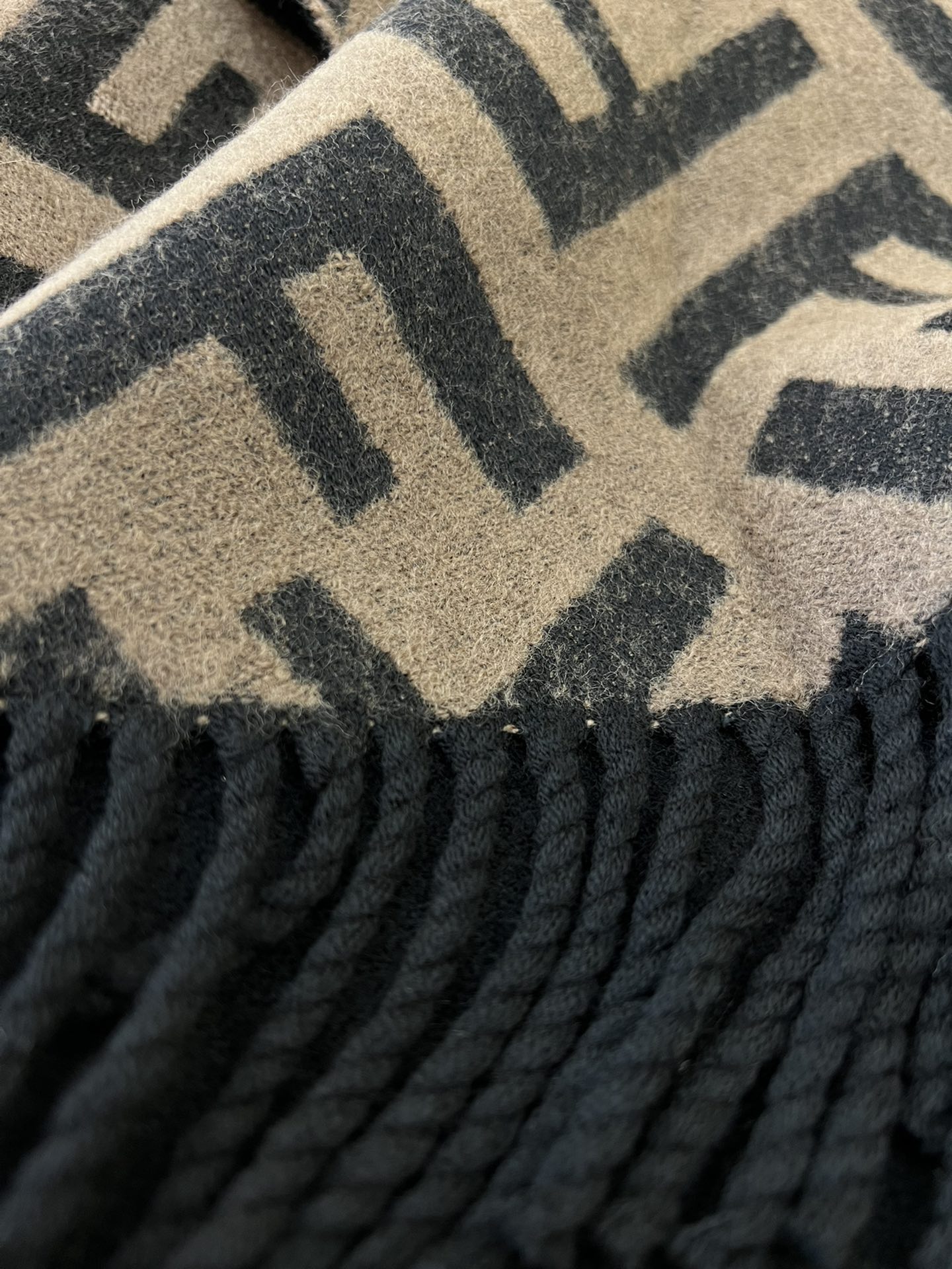 FENDI芬迪大号FF图案双面斗篷FXX715