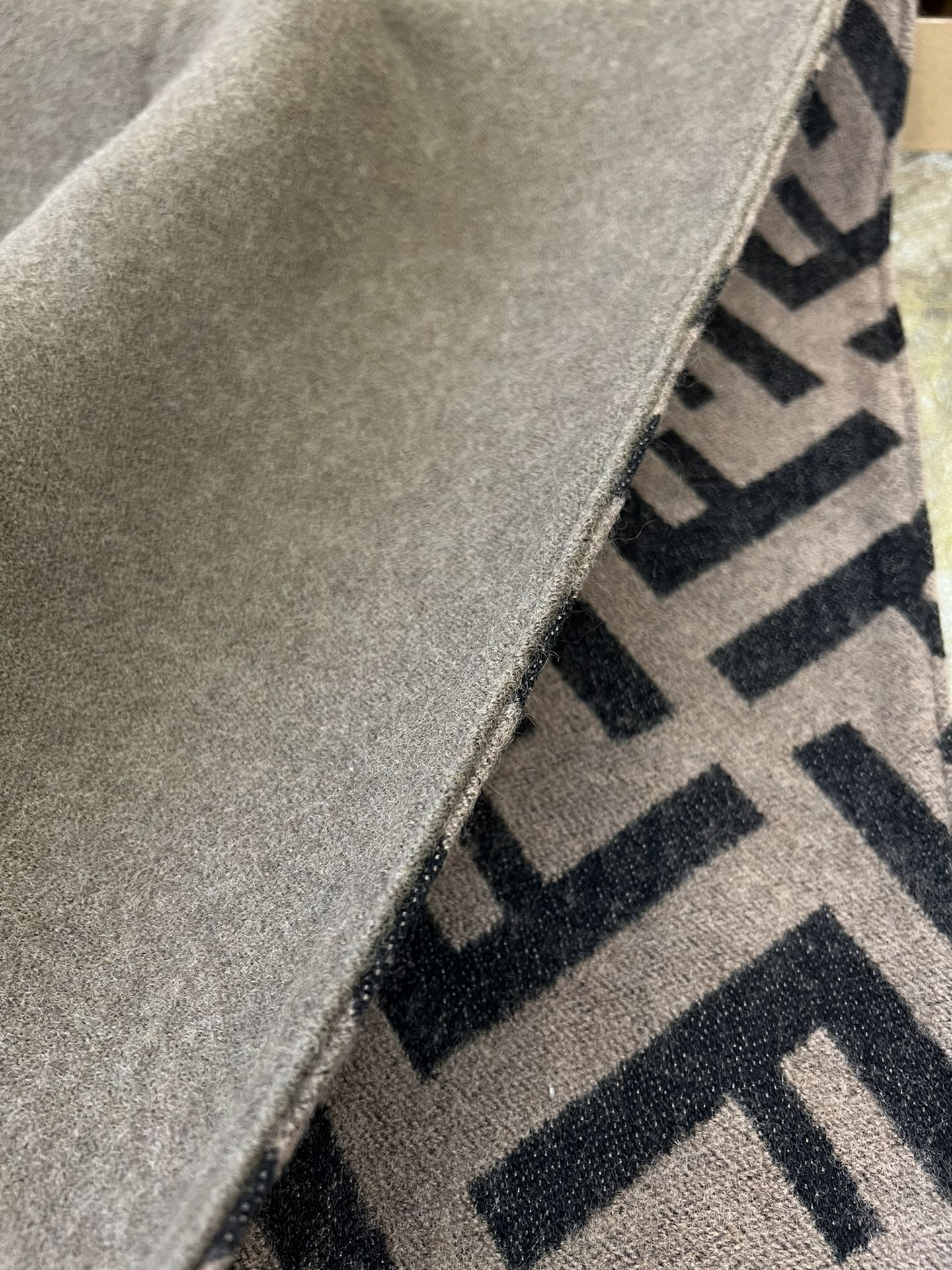 FENDI芬迪羊绒和羊毛混纺材质双面斗篷FXX715