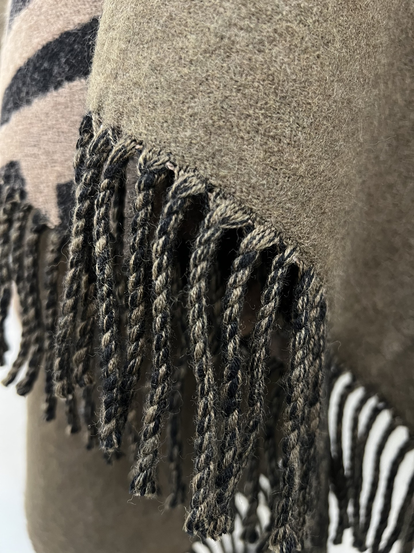 FENDI芬迪羊绒和羊毛混纺材质双面斗篷FXX715