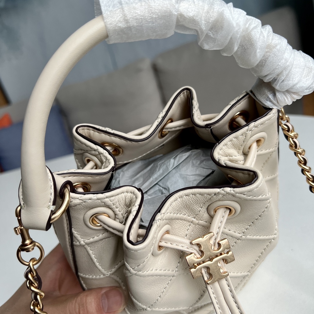 Tory Burch 2022最后一波新款 新款Fleming水桶包 选用上等柔软羊皮精心打造 抽绳开合双T标五金锁扣