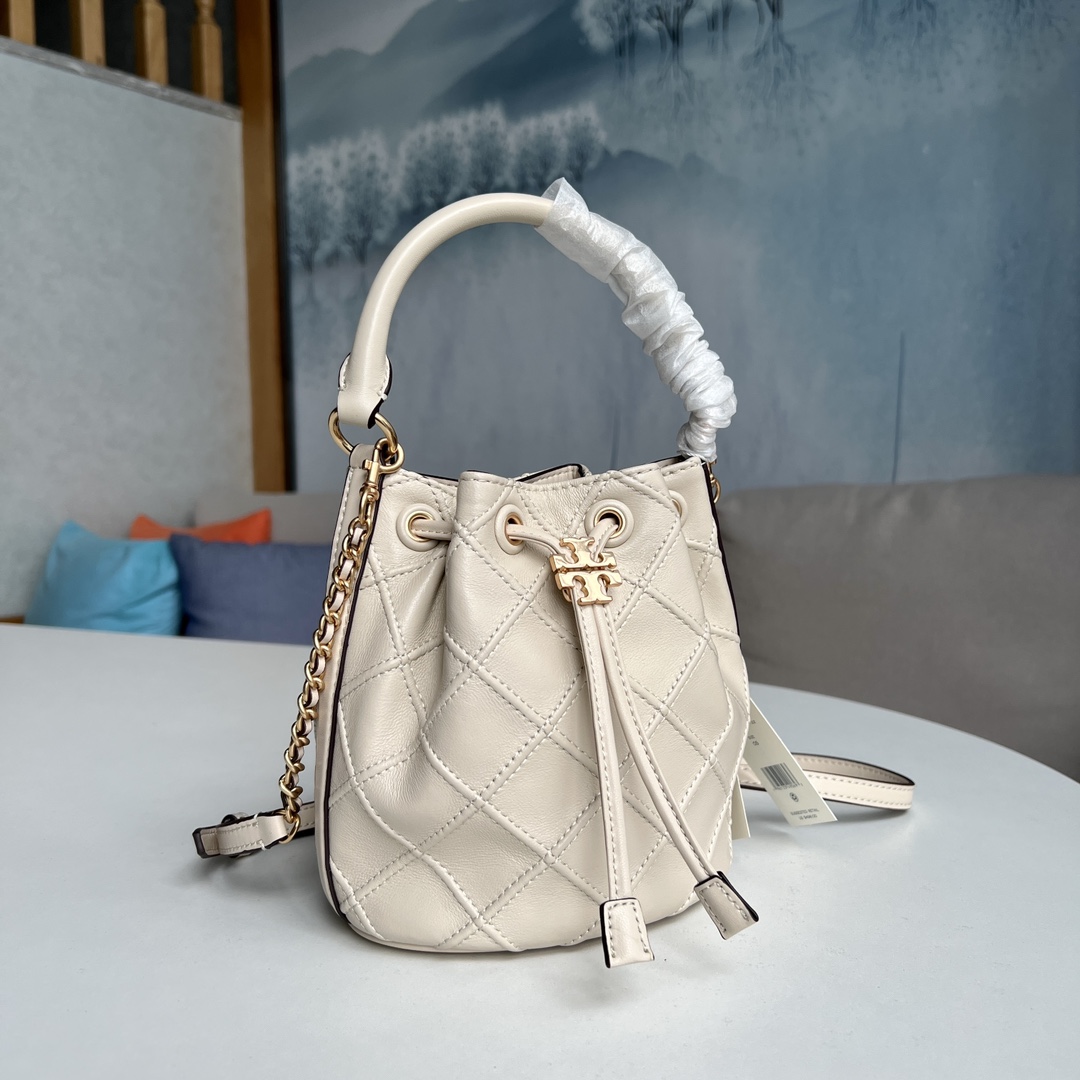 Tory Burch 2022最后一波新款 新款Fleming水桶包 选用上等柔软羊皮精心打造 抽绳开合双T标五金锁扣