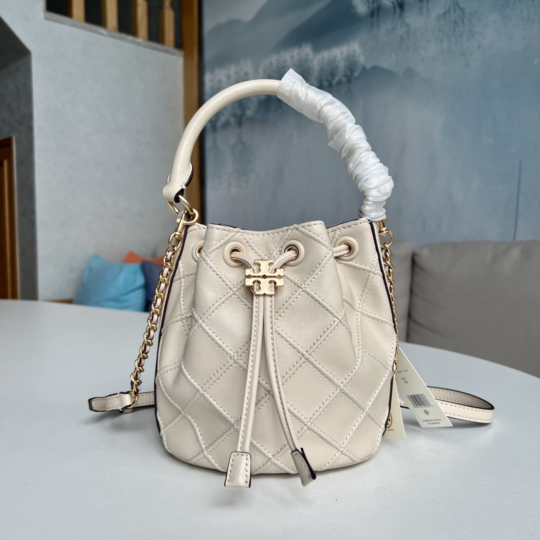Tory Burch 2022最后一波新款 新款Fleming水桶包 选用上等柔软羊皮精心打造 抽绳开合双T标五金锁扣