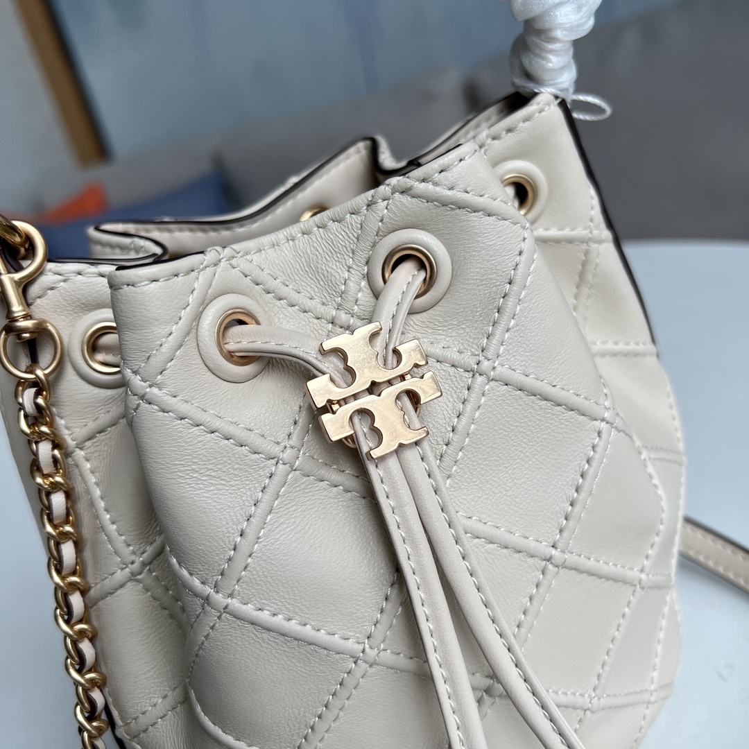 Tory Burch 2022最后一波新款 新款Fleming水桶包 选用上等柔软羊皮精心打造 抽绳开合双T标五金锁扣