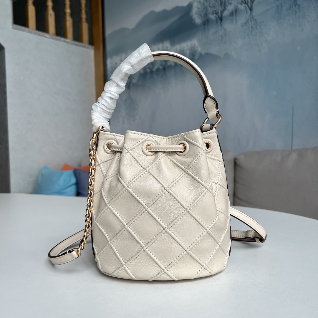 Tory Burch 2022最后一波新款 新款Fleming水桶包 选用上等柔软羊皮精心打造 抽绳开合双T标五金锁扣
