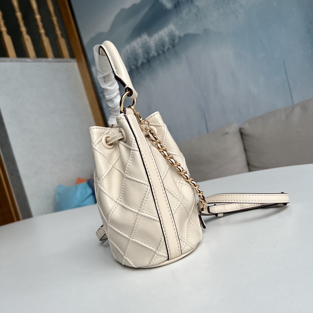 Tory Burch 2022最后一波新款 新款Fleming水桶包 选用上等柔软羊皮精心打造 抽绳开合双T标五金锁扣
