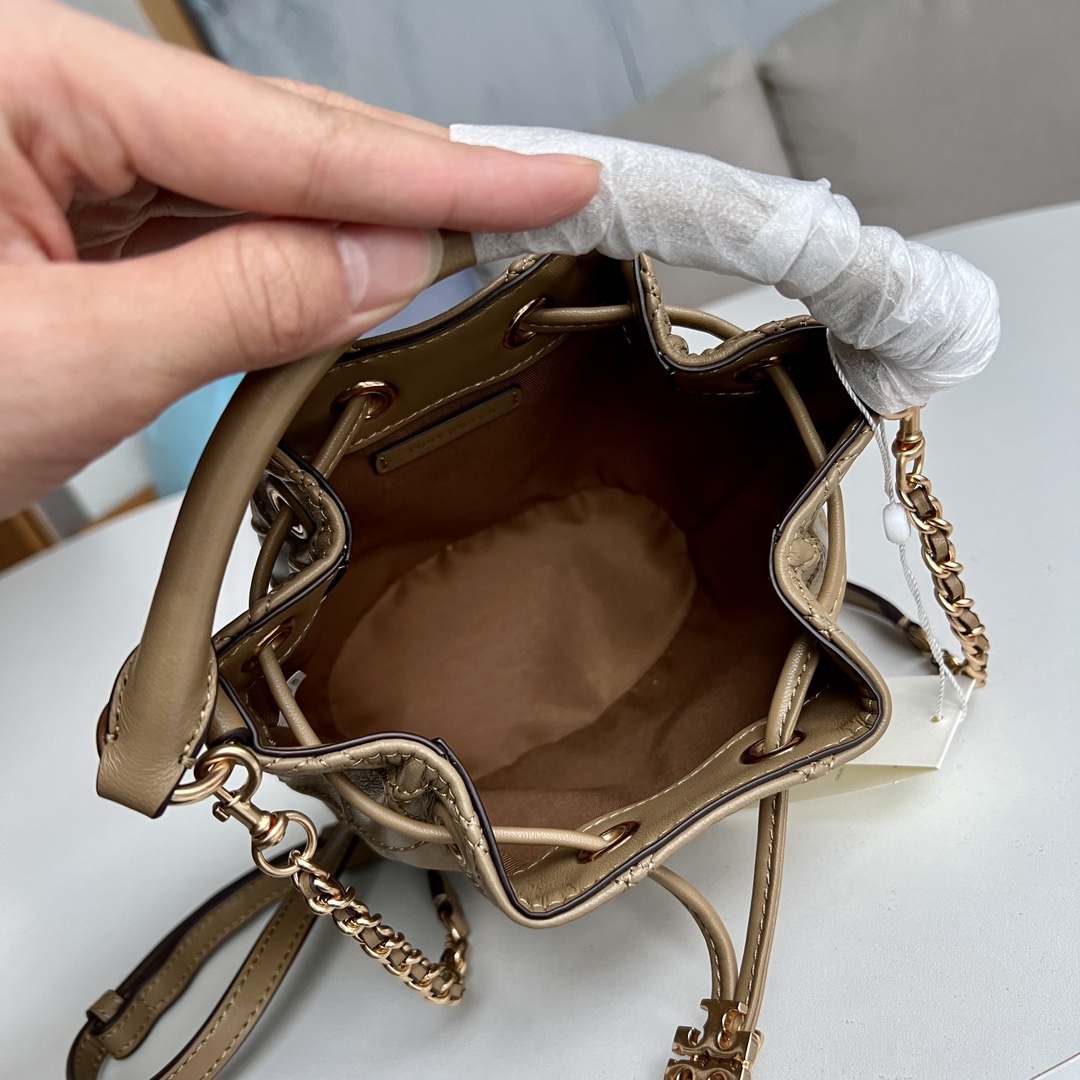 Tory Burch 2022最后一波新款 新款Fleming水桶包 选用上等柔软羊皮精心打造 抽绳开合双T标五金锁扣
