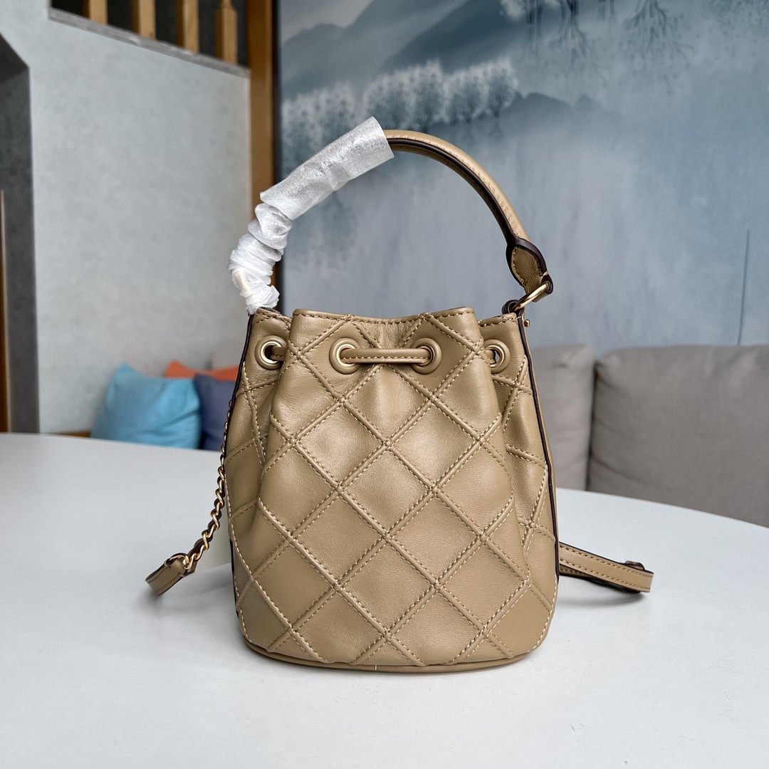 Tory Burch 2022最后一波新款 新款Fleming水桶包 选用上等柔软羊皮精心打造 抽绳开合双T标五金锁扣