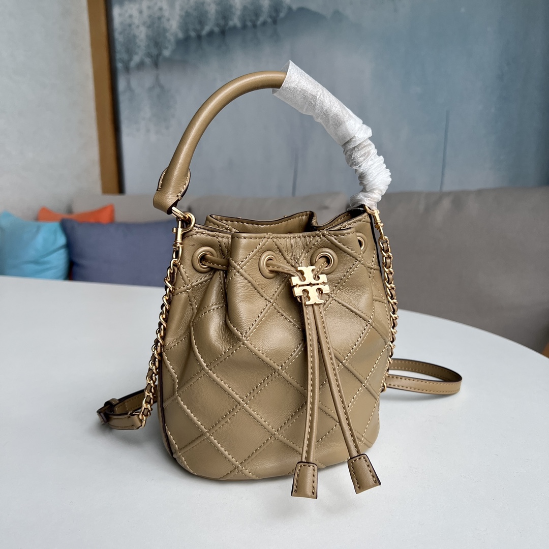 Tory Burch 2022最后一波新款 新款Fleming水桶包 选用上等柔软羊皮精心打造 抽绳开合双T标五金锁扣