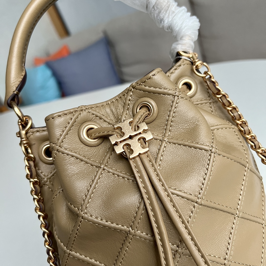 Tory Burch 2022最后一波新款 新款Fleming水桶包 选用上等柔软羊皮精心打造 抽绳开合双T标五金锁扣