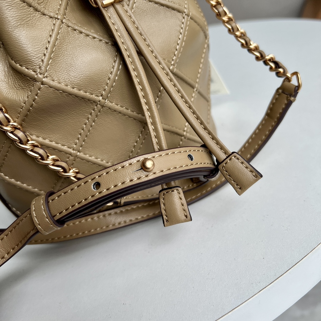 Tory Burch 2022最后一波新款 新款Fleming水桶包 选用上等柔软羊皮精心打造 抽绳开合双T标五金锁扣