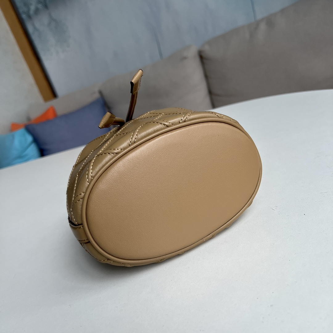 Tory Burch 2022最后一波新款 新款Fleming水桶包 选用上等柔软羊皮精心打造 抽绳开合双T标五金锁扣