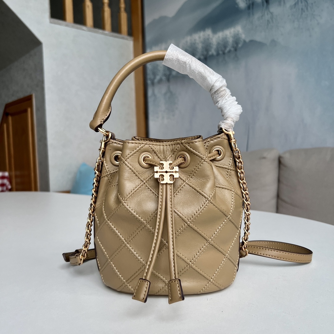 Tory Burch 2022最后一波新款 新款Fleming水桶包 选用上等柔软羊皮精心打造 抽绳开合双T标五金锁扣