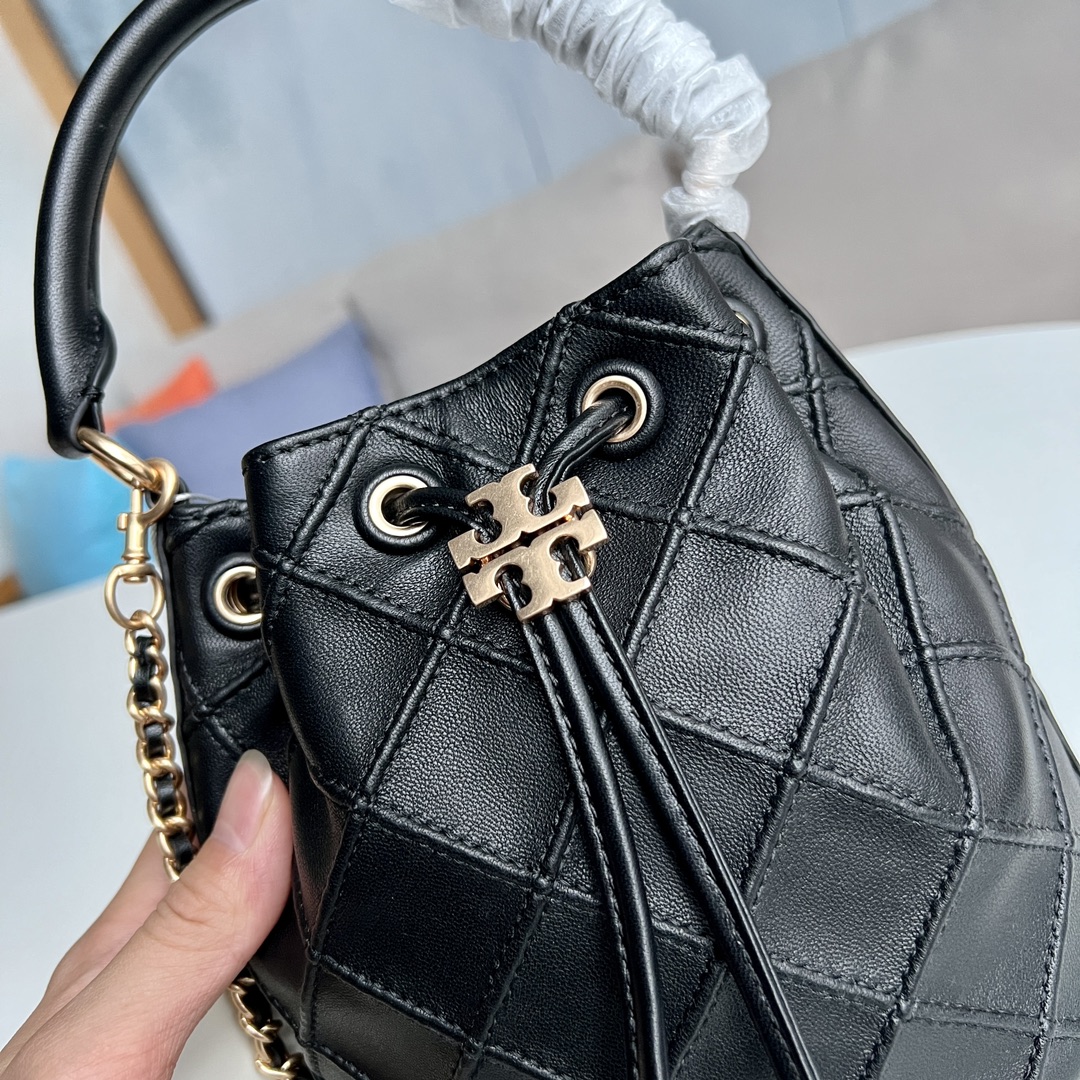 Tory Burch 2022最后一波新款 新款Fleming水桶包 选用上等柔软羊皮精心打造 抽绳开合双T标五金锁扣