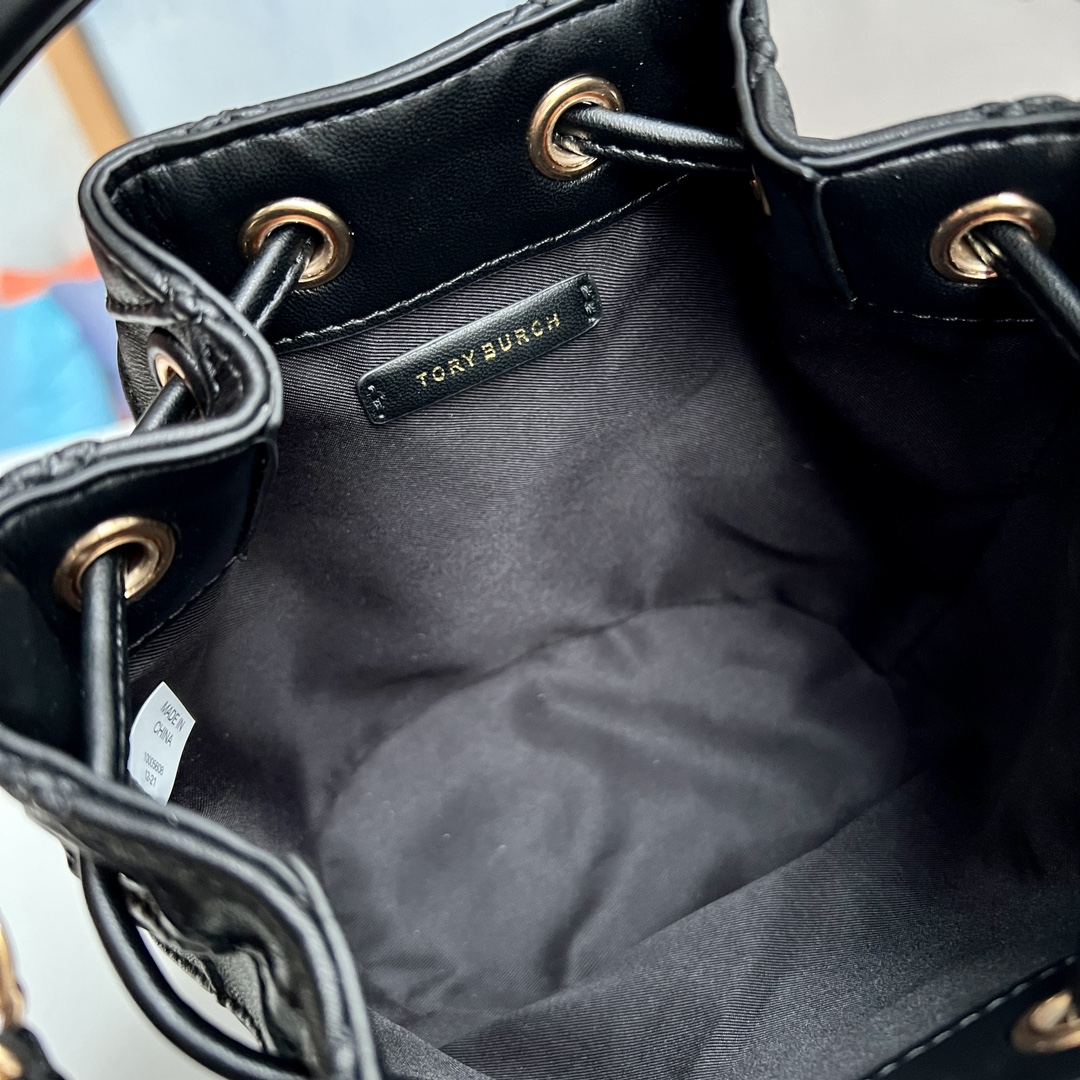 Tory Burch 2022最后一波新款 新款Fleming水桶包 选用上等柔软羊皮精心打造 抽绳开合双T标五金锁扣