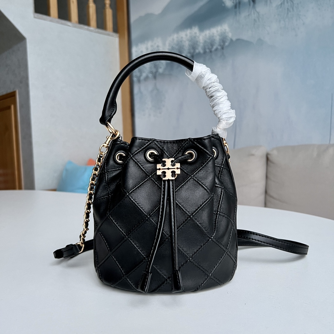 Tory Burch 2022最后一波新款 新款Fleming水桶包 选用上等柔软羊皮精心打造 抽绳开合双T标五金锁扣