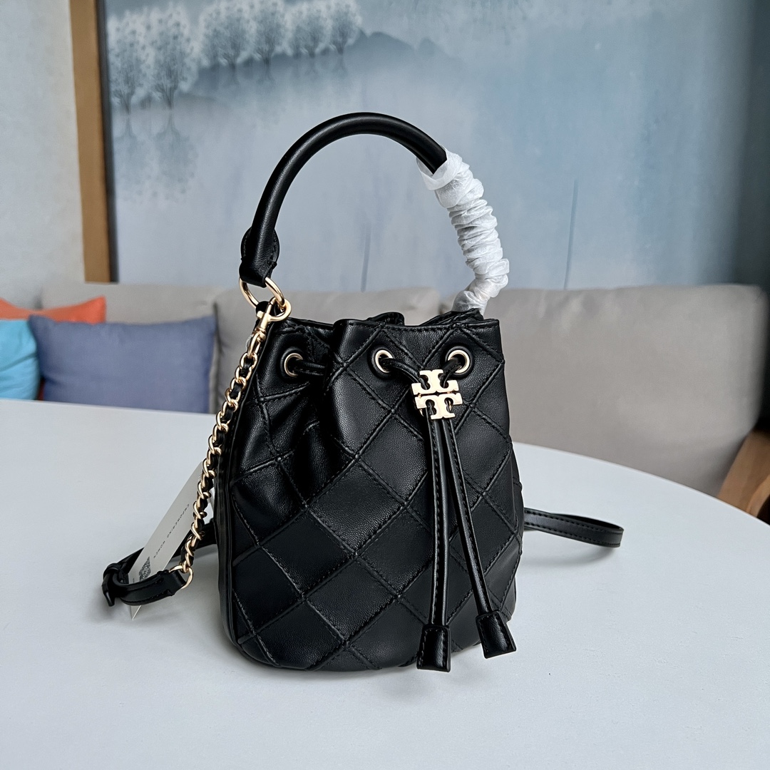 Tory Burch 2022最后一波新款 新款Fleming水桶包 选用上等柔软羊皮精心打造 抽绳开合双T标五金锁扣
