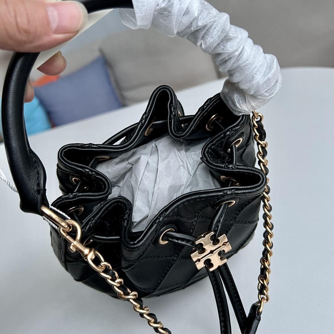 Tory Burch 2022最后一波新款 新款Fleming水桶包 选用上等柔软羊皮精心打造 抽绳开合双T标五金锁扣