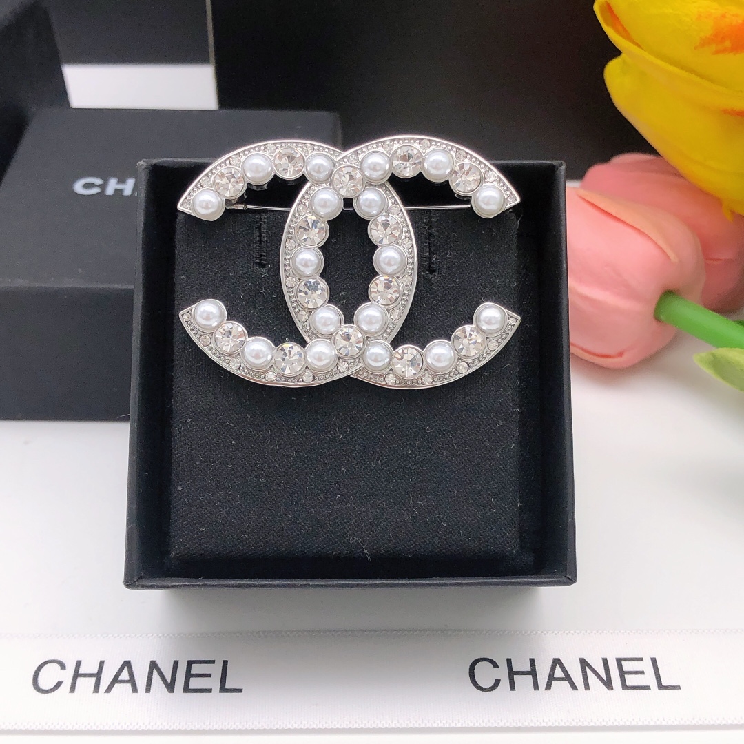 编号XED0135
CHANEL 小香珍珠双c胸针银色，高端品质，专柜同材质，真正黄铜， 离子电镀，独家