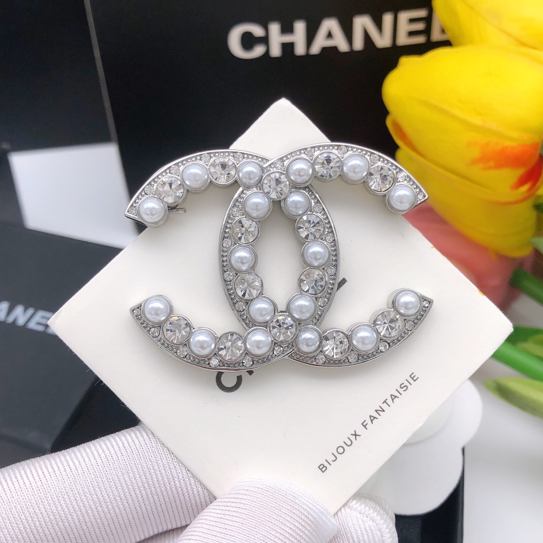 编号XED0135
CHANEL 小香珍珠双c胸针银色，高端品质，专柜同材质，真正黄铜， 离子电镀，独家