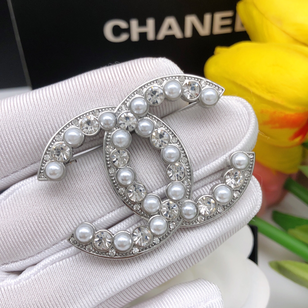 编号XED0135
CHANEL 小香珍珠双c胸针银色，高端品质，专柜同材质，真正黄铜， 离子电镀，独家