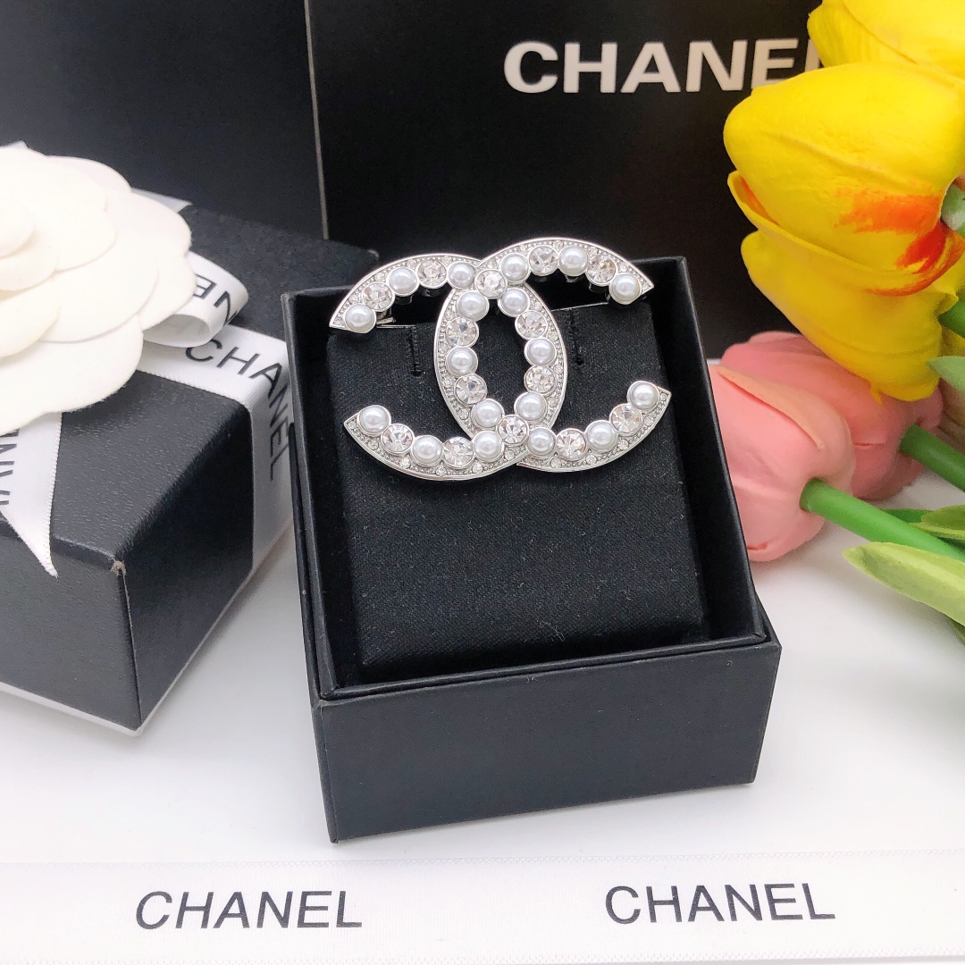 编号XED0135
CHANEL 小香珍珠双c胸针银色，高端品质，专柜同材质，真正黄铜， 离子电镀，独家