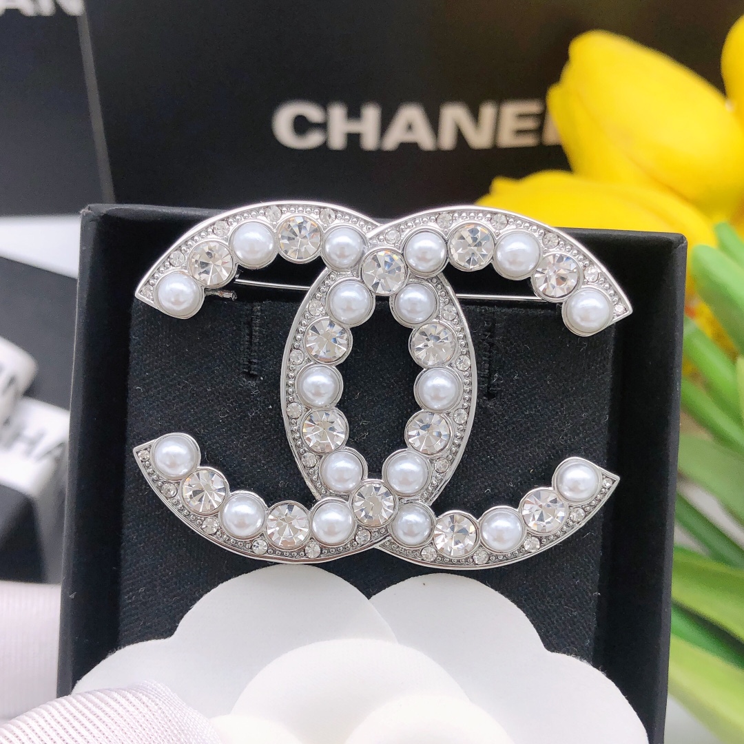 编号XED0135
CHANEL 小香珍珠双c胸针银色，高端品质，专柜同材质，真正黄铜， 离子电镀，独家