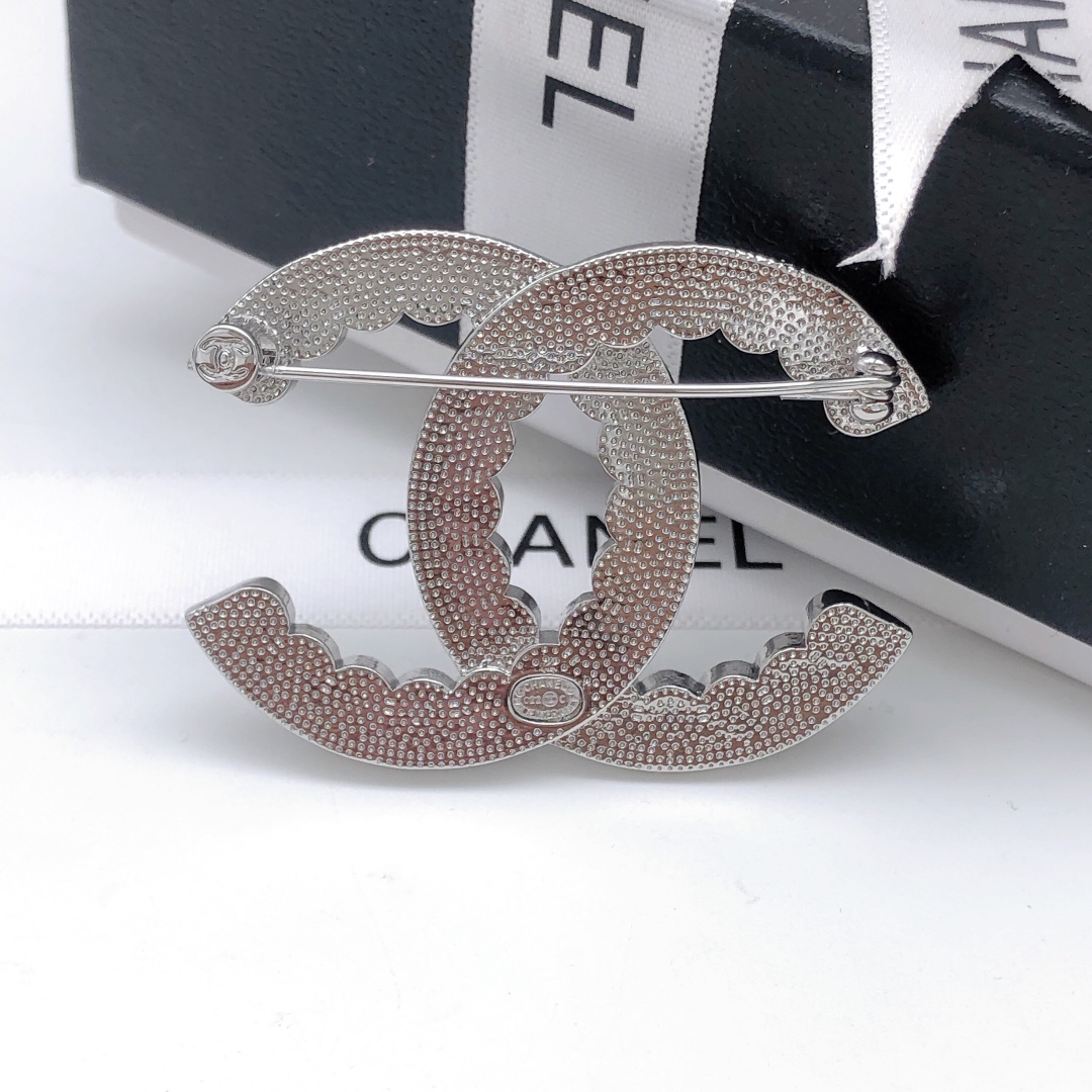 编号XED0135
CHANEL 小香珍珠双c胸针银色，高端品质，专柜同材质，真正黄铜， 离子电镀，独家