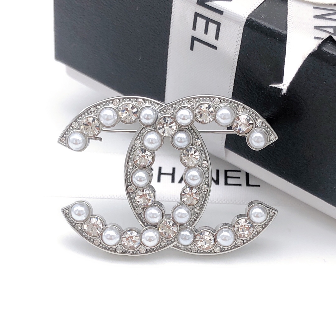 编号XED0135
CHANEL 小香珍珠双c胸针银色，高端品质，专柜同材质，真正黄铜， 离子电镀，独家