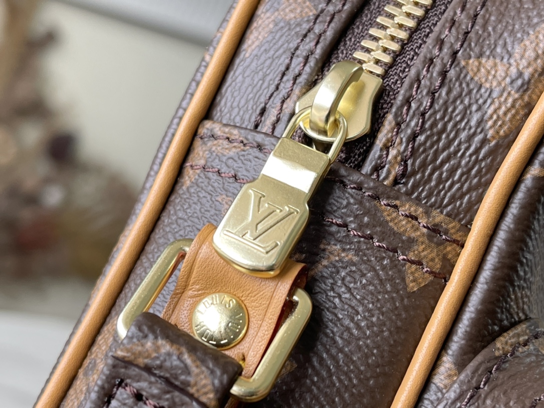 LOUIS VUITTON M45236 Classic Reporter Bag