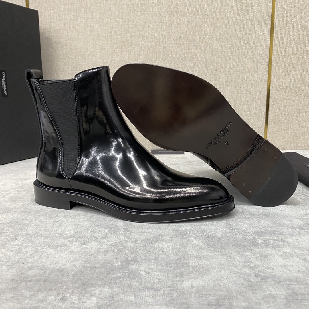 D&G秋冬新品Giotto系列切尔西靴官方12,500这款皮靴采用进口手绘牛皮/开边珠亮皮打造外侧弹力松