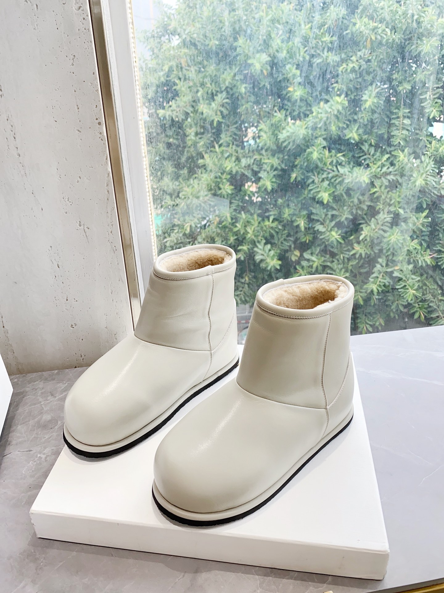 Top-level Amina Muaddi: Hot and High-Heeled Shoes on Instagram