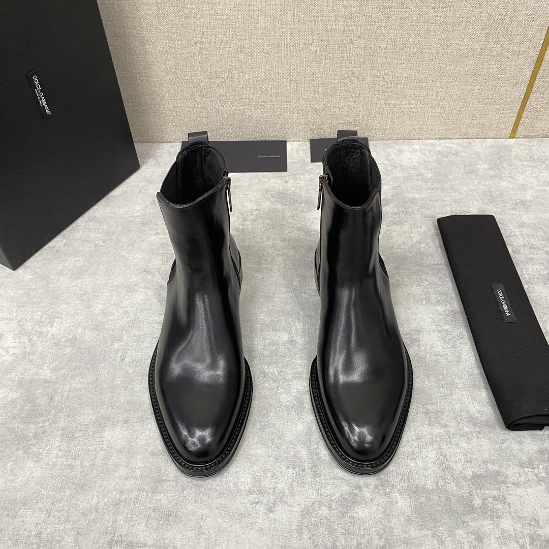D&G秋冬新品Giotto系列切尔西靴官方12,500这款皮靴采用进口手绘牛皮/开边珠亮皮打造外侧弹力松
