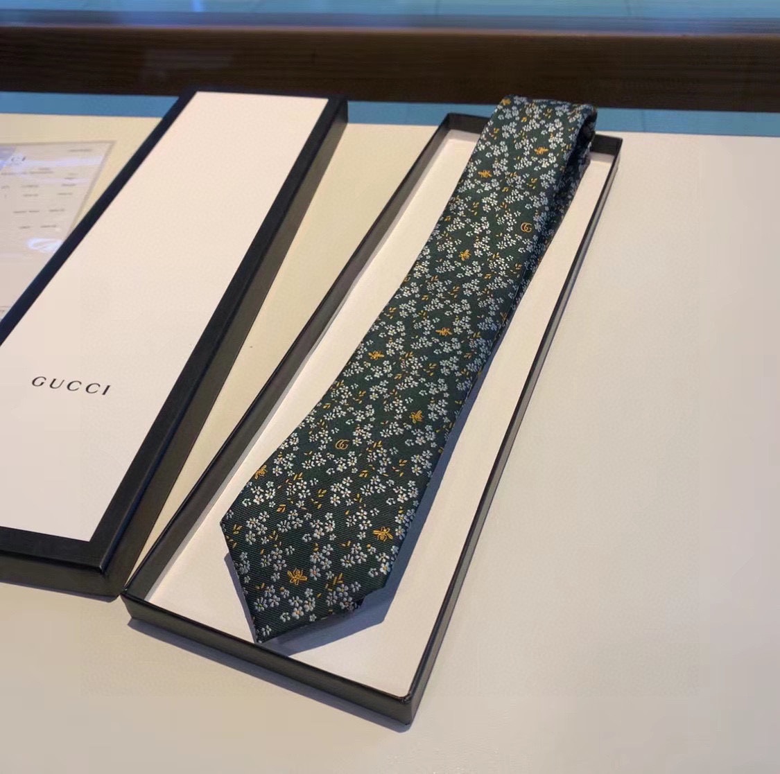 这款真丝领带巧妙装饰Gucci从20