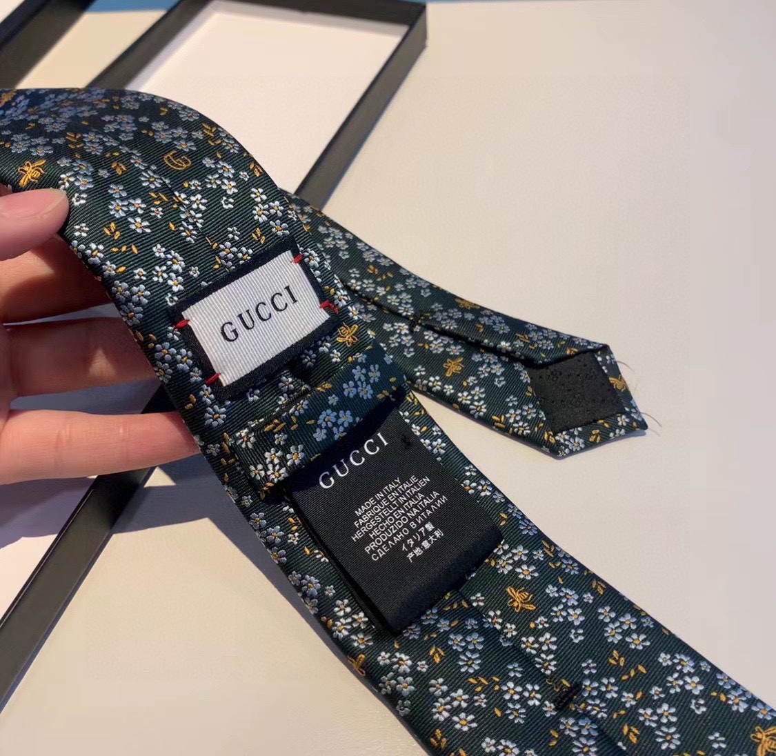 这款真丝领带巧妙装饰Gucci从20