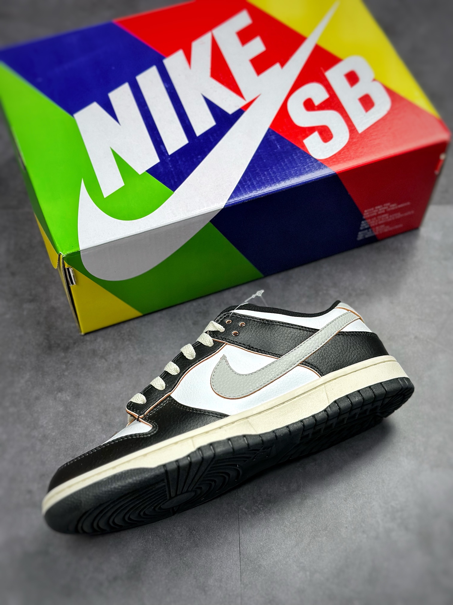 200 HUF x Nike SB Dunk Low “San Francisco” 黑白旧金山 FD8775-001